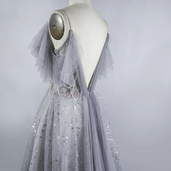 Schöne Grau Ballkleider 2020 Ballkleid Spaghettiträger Ärmellos Perlenstickerei Pailletten Sweep / Pinsel Zug Rüschen Rückenfreies Festliche Kleider
