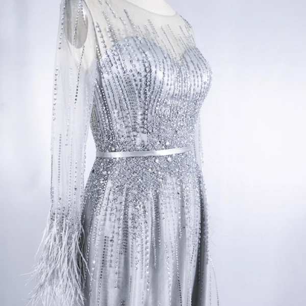 Haut de Gamme Gris Robe De Soirée 2020 Princesse Transparentes Encolure Dégagée Manches Longues Plumes Ceinture Perlage Paillettes Train De Balayage Volants Robe De Ceremonie