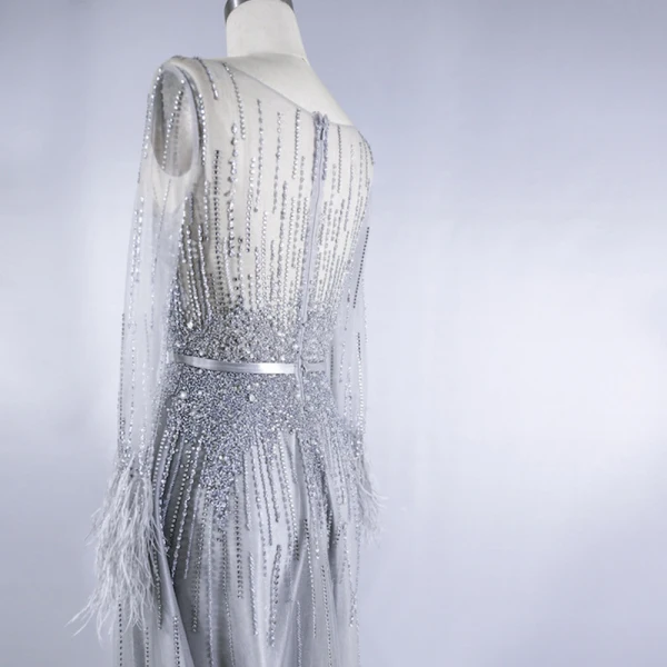 Haut de Gamme Gris Robe De Soirée 2020 Princesse Transparentes Encolure Dégagée Manches Longues Plumes Ceinture Perlage Paillettes Train De Balayage Volants Robe De Ceremonie