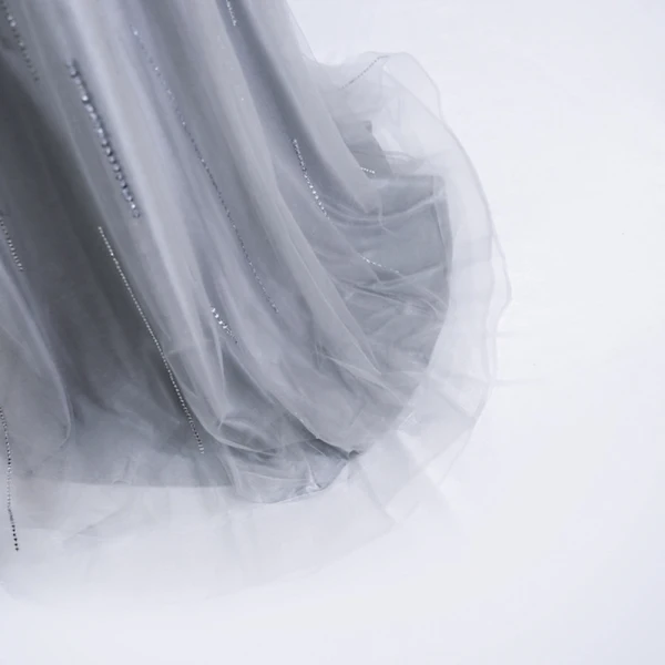 Haut de Gamme Gris Robe De Soirée 2020 Princesse Transparentes Encolure Dégagée Manches Longues Plumes Ceinture Perlage Paillettes Train De Balayage Volants Robe De Ceremonie