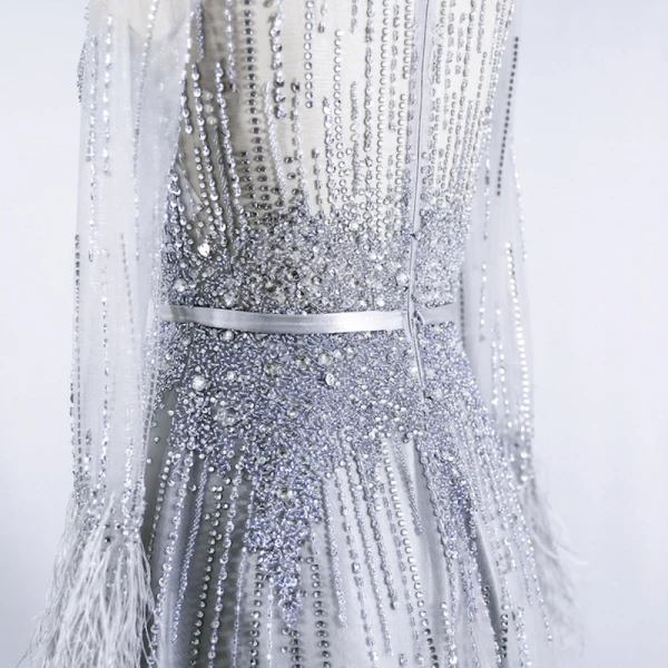 Haut de Gamme Gris Robe De Soirée 2020 Princesse Transparentes Encolure Dégagée Manches Longues Plumes Ceinture Perlage Paillettes Train De Balayage Volants Robe De Ceremonie