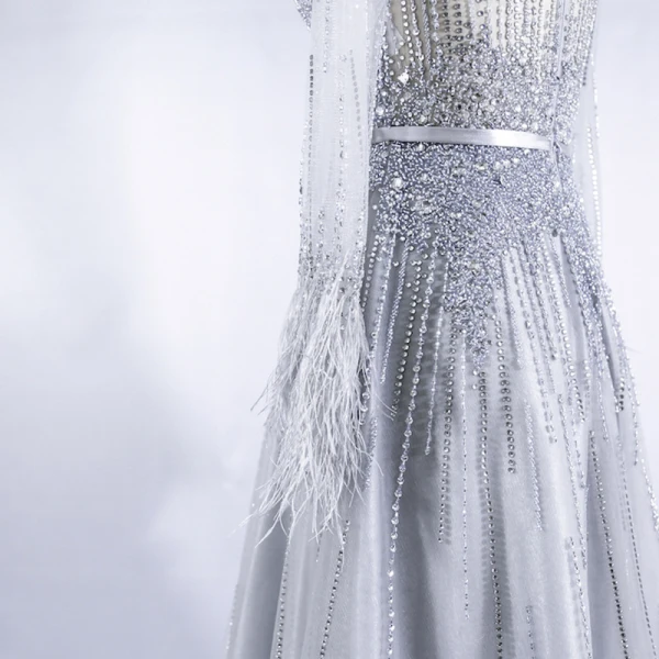 Haut de Gamme Gris Robe De Soirée 2020 Princesse Transparentes Encolure Dégagée Manches Longues Plumes Ceinture Perlage Paillettes Train De Balayage Volants Robe De Ceremonie