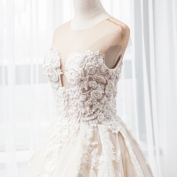 Luxe Champagne Transparentes La Mariée Robe De Mariée 2020 Princesse Encolure Dégagée Sans Manches Appliques En Dentelle Perlage Perle Cathedral Train Volants