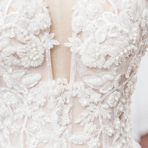 Luxe Champagne Transparentes La Mariée Robe De Mariée 2020 Princesse Encolure Dégagée Sans Manches Appliques En Dentelle Perlage Perle Cathedral Train Volants