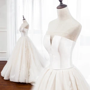 Beste Champagne Bryllups Brudekjoler 2020 Ballkjole Strapless Uten Ermer Ryggløse Appliques Blonder Chapel Train Buste