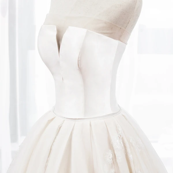 Meilleur Champagne La Mariée Robe De Mariée 2020 Robe Boule Bustier Sans Manches Dos Nu Appliques En Dentelle Chapel Train Volants