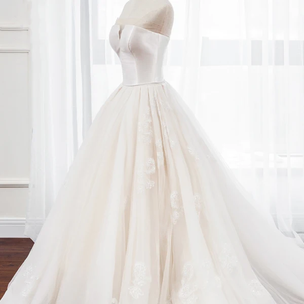 Meilleur Champagne La Mariée Robe De Mariée 2020 Robe Boule Bustier Sans Manches Dos Nu Appliques En Dentelle Chapel Train Volants