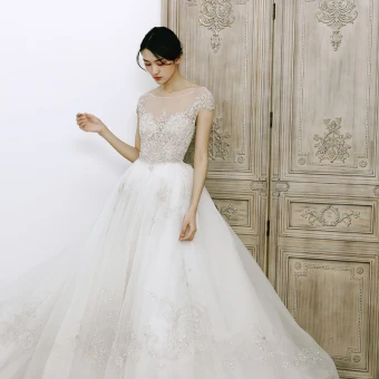 Charmant Blanche Transparentes La Mariée Robe De Mariée 2020 Princesse Encolure Dégagée Sans Manches Dos Nu Appliques En Dentelle Perlage Cathedral Train Volants