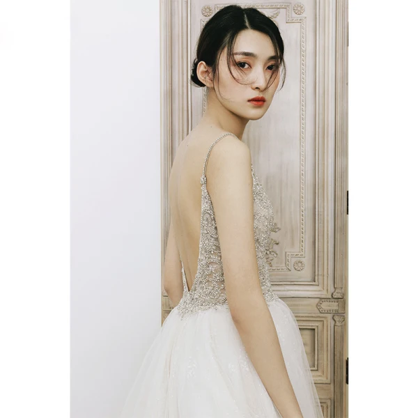Charmant Ivory / Creme Strand Sommer Brautkleider / Hochzeitskleider 2020 A Linie Spaghettiträger V-Ausschnitt Ärmellos Rückenfreies Perlenstickerei Kapelle-Schleppe Rüschen