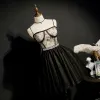Mode Noire de retour Robe De Graduation 2020 Princesse Bretelles Spaghetti Sans Manches Faux Diamant Ceinture Courte Volants Dos Nu Robe De Ceremonie