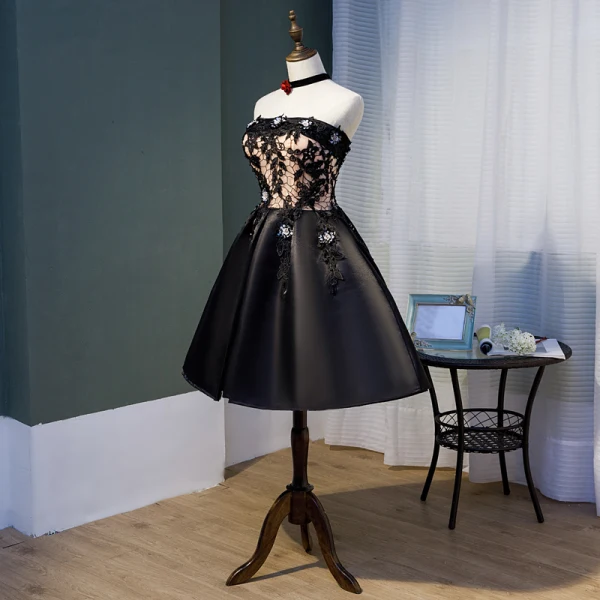 Best Black Satin Homecoming Graduation Dresses 2020 A-Line / Princess Strapless Sleeveless Appliques Lace Beading Short Ruffle Backless Formal Dresses