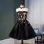 Meilleur Noire Satin de retour Robe De Graduation 2020 Princesse Bustier Sans Manches Appliques En Dentelle Perlage Courte Volants Dos Nu Robe De Ceremonie