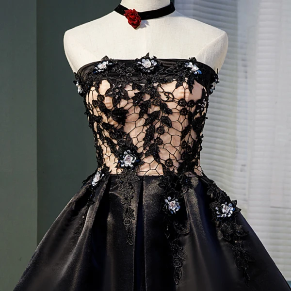 Meilleur Noire Satin de retour Robe De Graduation 2020 Princesse Bustier Sans Manches Appliques En Dentelle Perlage Courte Volants Dos Nu Robe De Ceremonie