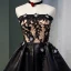 Meilleur Noire Satin de retour Robe De Graduation 2020 Princesse Bustier Sans Manches Appliques En Dentelle Perlage Courte Volants Dos Nu Robe De Ceremonie