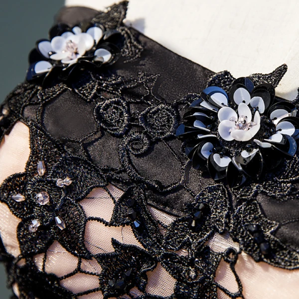 Meilleur Noire Satin de retour Robe De Graduation 2020 Princesse Bustier Sans Manches Appliques En Dentelle Perlage Courte Volants Dos Nu Robe De Ceremonie