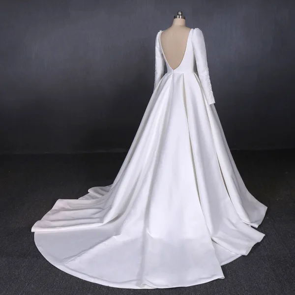 Schlicht Weiß Satin Hochzeits Brautkleider / Hochzeitskleider 2020 A Linie Eckiger Ausschnitt Lange Ärmel Rückenfreies Kapelle-Schleppe Rüschen