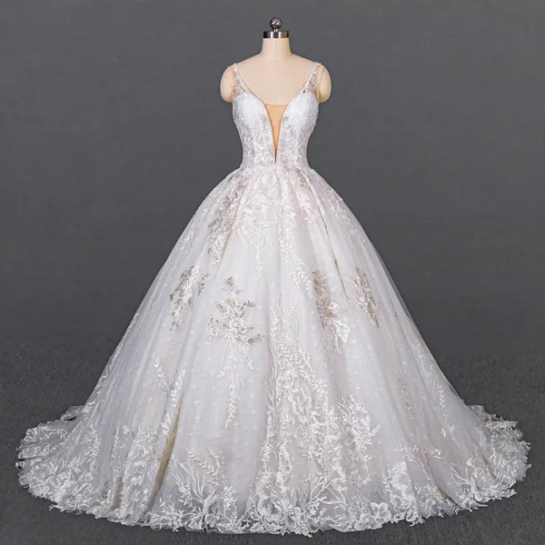 Luxe Blanche La Mariée Robe De Mariée 2020 Robe Boule Col v profond Sans Manches Dos Nu Appliques En Dentelle Perlage Chapel Train Volants