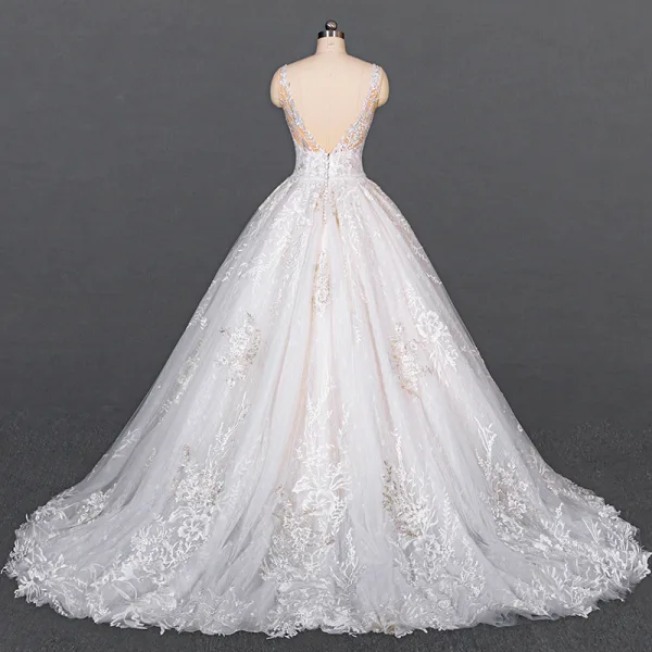 Luxe Blanche La Mariée Robe De Mariée 2020 Robe Boule Col v profond Sans Manches Dos Nu Appliques En Dentelle Perlage Chapel Train Volants