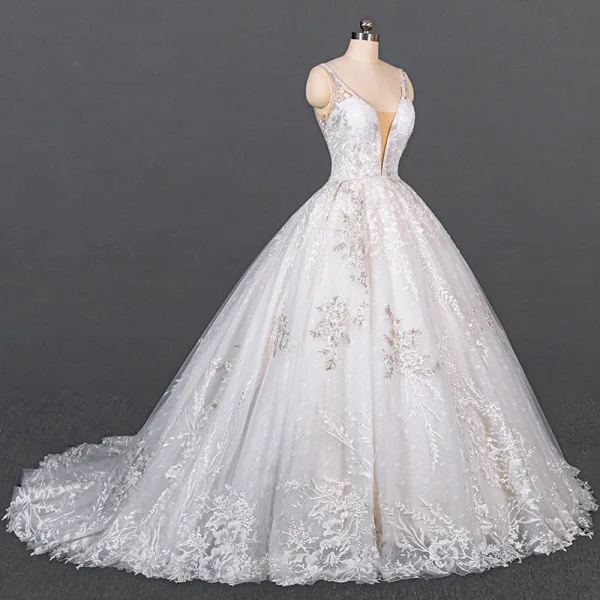 Luxe Blanche La Mariée Robe De Mariée 2020 Robe Boule Col v profond Sans Manches Dos Nu Appliques En Dentelle Perlage Chapel Train Volants