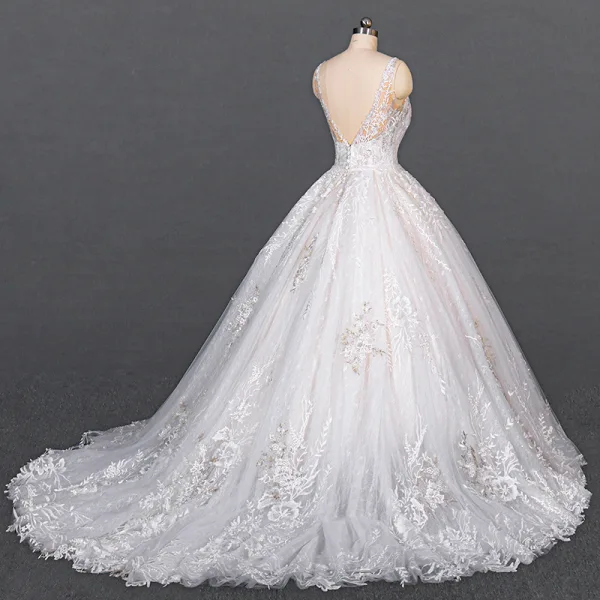 Luxe Blanche La Mariée Robe De Mariée 2020 Robe Boule Col v profond Sans Manches Dos Nu Appliques En Dentelle Perlage Chapel Train Volants