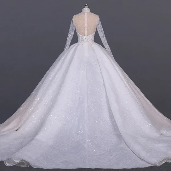 Luxus / Herrlich Weiß Hochzeits Durchsichtige Brautkleider / Hochzeitskleider 2020 Ballkleid Stehkragen Lange Ärmel Handgefertigt Perlenstickerei Pailletten Kathedrale Schleppe Rüschen