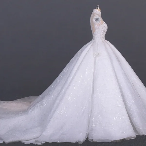 Luxus / Herrlich Weiß Hochzeits Durchsichtige Brautkleider / Hochzeitskleider 2020 Ballkleid Stehkragen Lange Ärmel Handgefertigt Perlenstickerei Pailletten Kathedrale Schleppe Rüschen