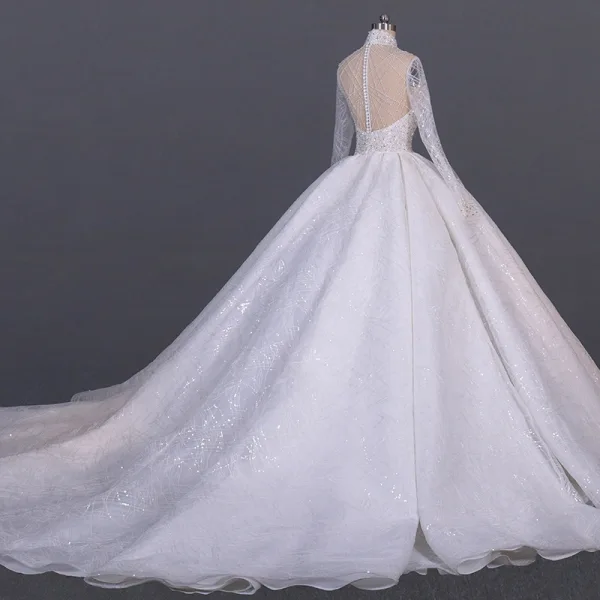 Luxus / Herrlich Weiß Hochzeits Durchsichtige Brautkleider / Hochzeitskleider 2020 Ballkleid Stehkragen Lange Ärmel Handgefertigt Perlenstickerei Pailletten Kathedrale Schleppe Rüschen