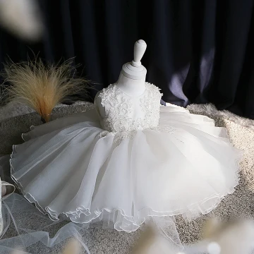 Chic Belle Blanche Organza Été Robe Ceremonie Fille 2020 Robe Boule Encolure Dégagée Sans Manches Appliques En Dentelle Perle Courte Volants Robe Pour Mariage
