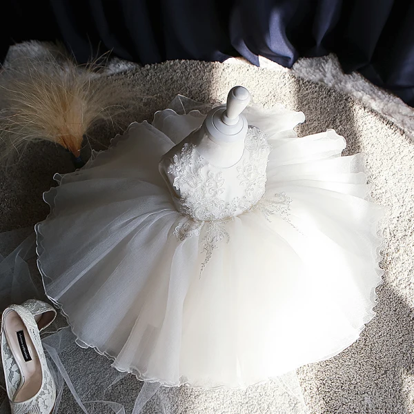 Schöne Weiß Organza Sommer Blumenmädchenkleider 2020 Ballkleid Rundhalsausschnitt Ärmellos Applikationen Spitze Perle Kurze Rüschen Kleider Für Hochzeit
