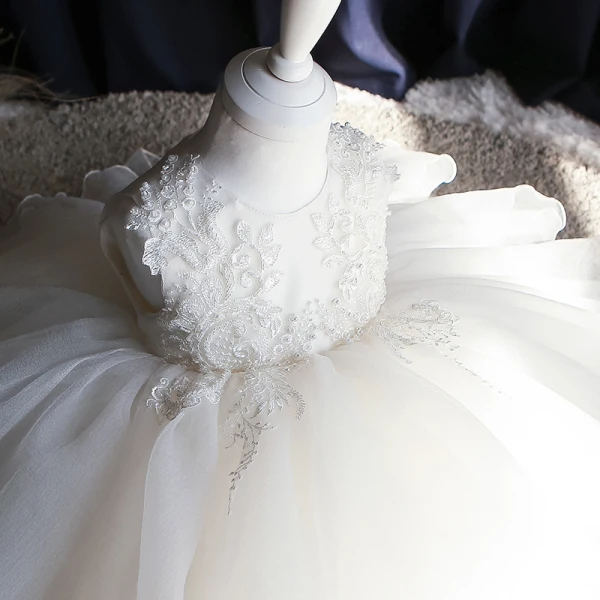 Schöne Weiß Organza Sommer Blumenmädchenkleider 2020 Ballkleid Rundhalsausschnitt Ärmellos Applikationen Spitze Perle Kurze Rüschen Kleider Für Hochzeit