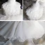 Schöne Weiß Organza Sommer Blumenmädchenkleider 2020 Ballkleid Rundhalsausschnitt Ärmellos Applikationen Spitze Perle Kurze Rüschen Kleider Für Hochzeit