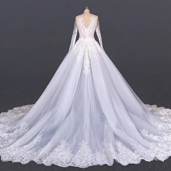 Luxe Blanche Plage Été Transparentes Robe De Mariée 2020 Robe Boule Encolure Dégagée Manches Longues Appliques En Dentelle Cathedral Train Volants
