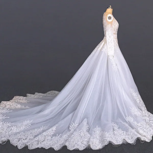 Luxe Blanche Plage Été Transparentes Robe De Mariée 2020 Robe Boule Encolure Dégagée Manches Longues Appliques En Dentelle Cathedral Train Volants