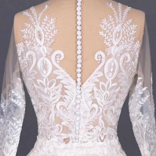 Luxe Blanche Plage Été Transparentes Robe De Mariée 2020 Robe Boule Encolure Dégagée Manches Longues Appliques En Dentelle Cathedral Train Volants