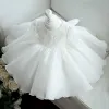 Schöne Weiß Organza Blumenmädchenkleider 2020 Ballkleid Rundhalsausschnitt Lange Ärmel Applikationen Spitze Perlenstickerei Schleife Kurze Rüschen Kleider Für Hochzeit
