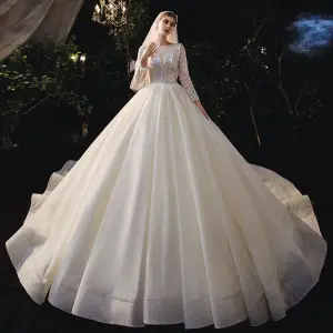 Romantisch Champagner Hochzeits Brautkleider Hochzeitskleider 2020 Ballkleid Durchsichtige Rundhalsausschnitt Lange Ärmel Rückenfreies Perlenstickerei Pailletten Glanz Tülle Kathedrale Schleppe Rüschen