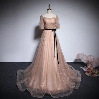 Style Victorien Champagne Robe De Bal 2020 Princesse Encolure Carrée Gonflée Manches Courtes Ceinture Paillettes Train De Balayage Volants Dos Nu Robe De Ceremonie