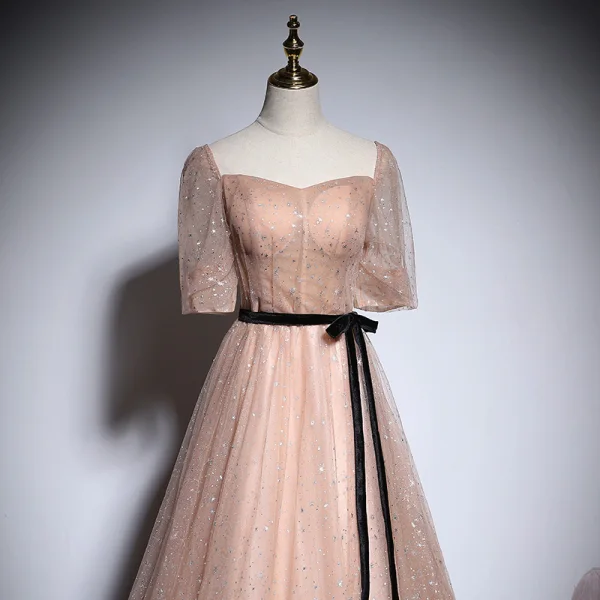 Style Victorien Champagne Robe De Bal 2020 Princesse Encolure Carrée Gonflée Manches Courtes Ceinture Paillettes Train De Balayage Volants Dos Nu Robe De Ceremonie