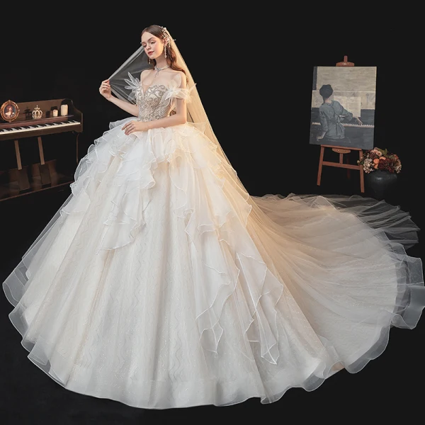 Schöne Champagner Organza Hochzeits Brautkleider / Hochzeitskleider 2020 Ballkleid Off Shoulder Kurze Ärmel Rückenfreies Perlenstickerei Strass Kathedrale Schleppe Rüschen