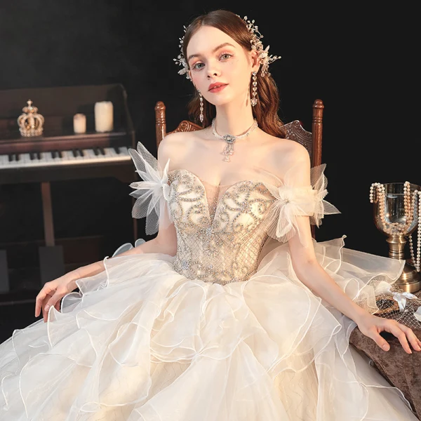 Schöne Champagner Organza Hochzeits Brautkleider / Hochzeitskleider 2020 Ballkleid Off Shoulder Kurze Ärmel Rückenfreies Perlenstickerei Strass Kathedrale Schleppe Rüschen