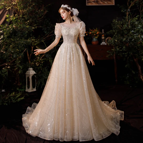Style Victorien Champagne Jardin / Extérieur Robe De Mariée 2020 Princesse Transparentes Encolure Dégagée Gonflée Manches Courtes Dos Nu Perlage Paillettes Train De Balayage Volants