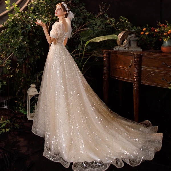 Style Victorien Champagne Jardin / Extérieur Robe De Mariée 2020 Princesse Transparentes Encolure Dégagée Gonflée Manches Courtes Dos Nu Perlage Paillettes Train De Balayage Volants