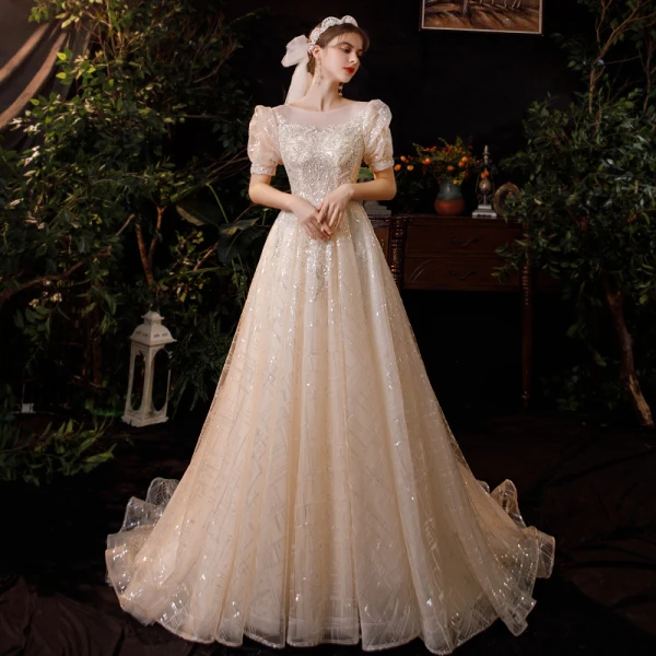 Style Victorien Champagne Jardin / Extérieur Robe De Mariée 2020 Princesse Transparentes Encolure Dégagée Gonflée Manches Courtes Dos Nu Perlage Paillettes Train De Balayage Volants