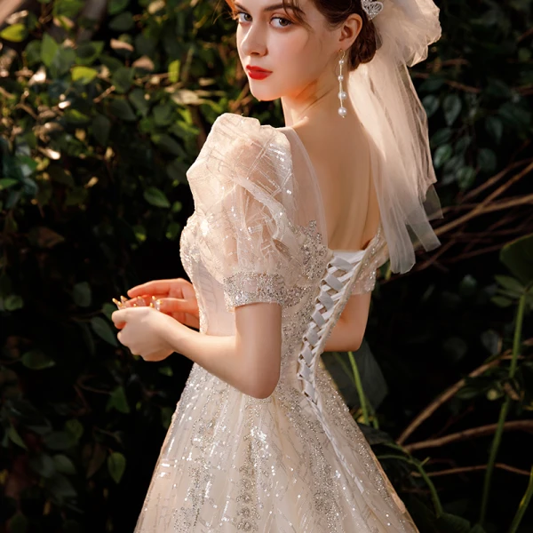 Style Victorien Champagne Jardin / Extérieur Robe De Mariée 2020 Princesse Transparentes Encolure Dégagée Gonflée Manches Courtes Dos Nu Perlage Paillettes Train De Balayage Volants