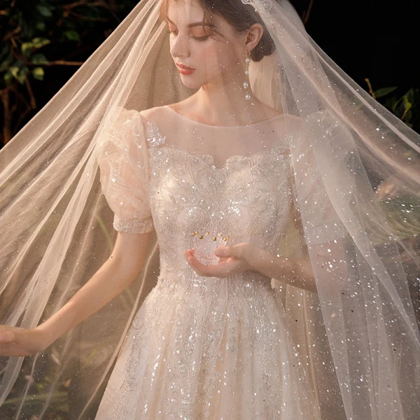 Style Victorien Champagne Jardin / Extérieur Robe De Mariée 2020 Princesse Transparentes Encolure Dégagée Gonflée Manches Courtes Dos Nu Perlage Paillettes Train De Balayage Volants