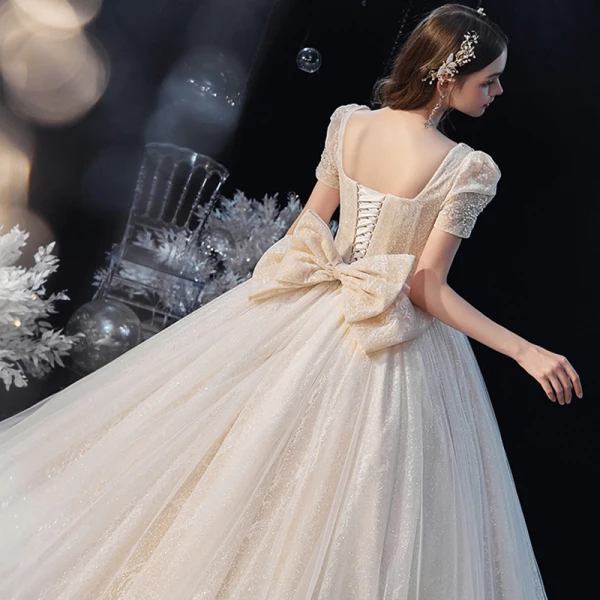 Vintage / Originale Champagne La Mariée Robe De Mariée 2020 Robe Boule Encolure Carrée Gonflée Manches Courtes Dos Nu Noeud Perlage Glitter Tulle Cathedral Train Volants