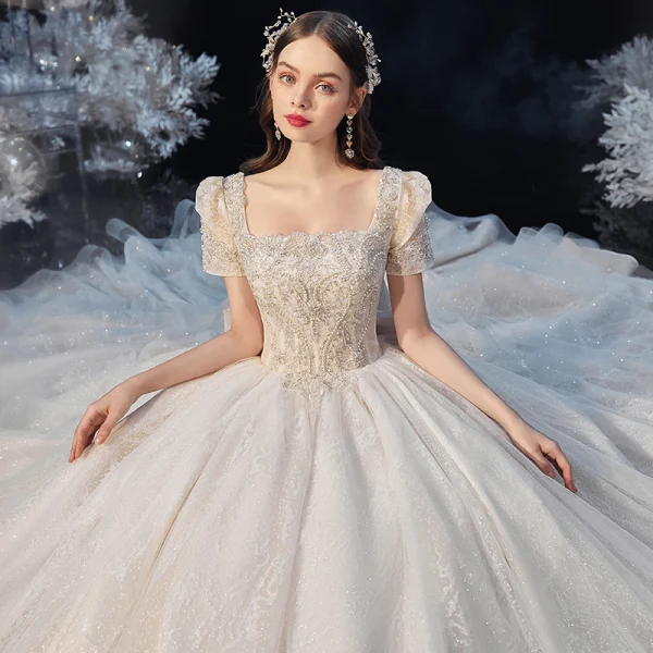 Vintage / Originale Champagne La Mariée Robe De Mariée 2020 Robe Boule Encolure Carrée Gonflée Manches Courtes Dos Nu Noeud Perlage Glitter Tulle Cathedral Train Volants