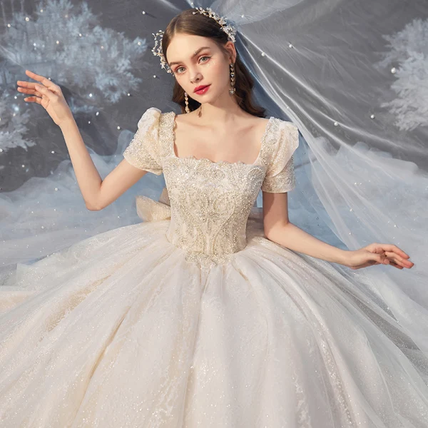 Vintage / Originale Champagne La Mariée Robe De Mariée 2020 Robe Boule Encolure Carrée Gonflée Manches Courtes Dos Nu Noeud Perlage Glitter Tulle Cathedral Train Volants