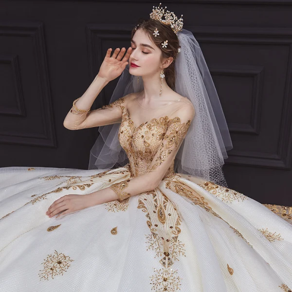 Étourdissant Champagne Transparentes La Mariée Robe De Mariée 2020 Robe Boule Encolure Dégagée 3/4 Manches Dos Nu Paillettes Perlage Glitter Tulle Royal Train Volants