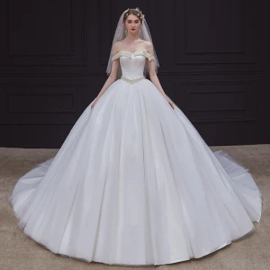 High End Hvit Satin Bryllups Brudekjoler 2020 Ballkjole Av Skulderen Korte Ermer Ryggløse Perle Sash Chapel Train Buste